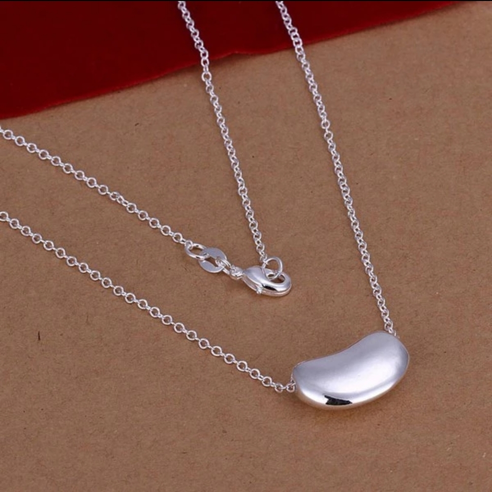 🍾🦋Sterling silver bean necklace